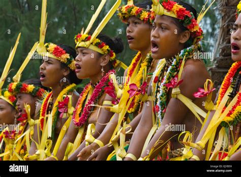 Micronesia yap women people hi-res stock photography and images - Alamy 