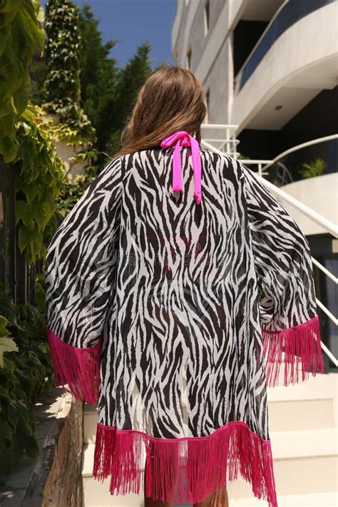 Hermosa Mujer Atractiva Rubio En Bikini Que Presenta En El Club De Playa De Verano Imagen De