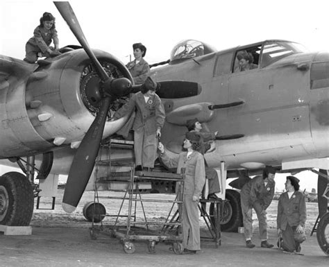 Women Marine Mechanics Work On Pbj At Cherry Point Women Of World War Ii