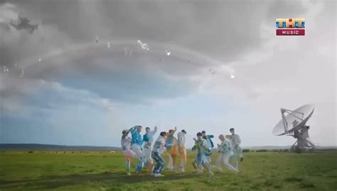 더쿠 - 러시아 방송에서 세븐틴 뮤비가 먹구름으로 나온 이유.twt