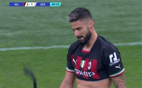 Milan Giroud Segna Il Gol Del 2 1 E Si Toglie La Maglia Espulso