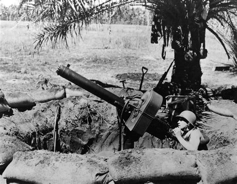 Marine at Browning .50-cal (12,7 mm), water-cooled antiaircraft machine ...