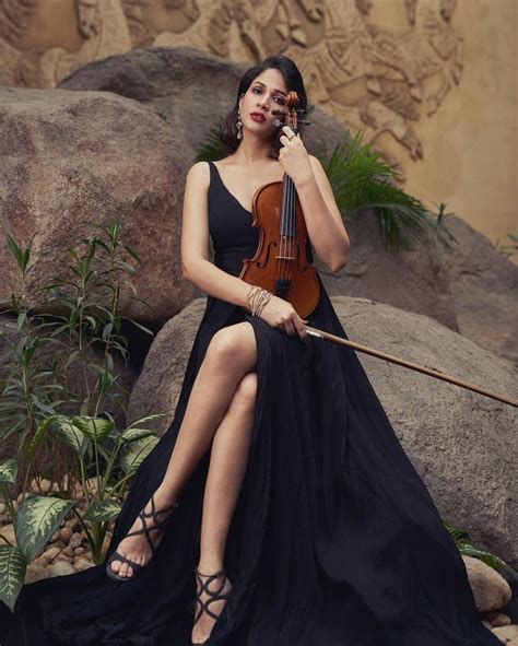 Lavanya Tripathi Hot Legs Scrolller