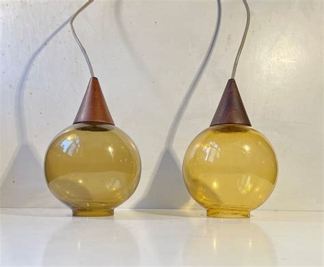 Moderne skandinavische Hängelampen aus Teak Rauchglas 1960er 2er