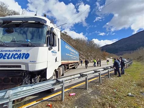 Incidente A Castelpetroso Camion Di Traverso E Strada A Lungo Chiusa