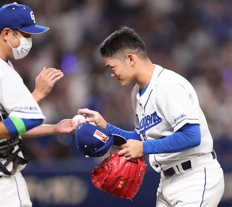 ＜中・ヤ＞最後を締めた根尾は、勝ち星を挙げた大野雄（左）にウイニングボールを渡す（撮影・椎名 航） ― スポニチ Sponichi Annex 野球