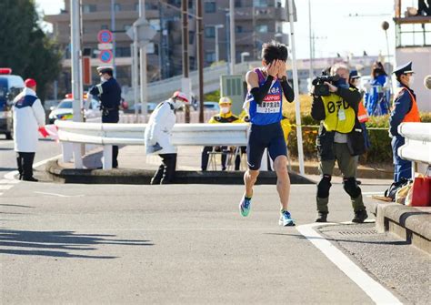 ＜第99回箱根駅伝・復路 戸塚中継所＞たすきをつなぐことができず、顔を手でおおう関東学連選抜の8区で平成国際大・佐藤（撮影・木村 揚輔