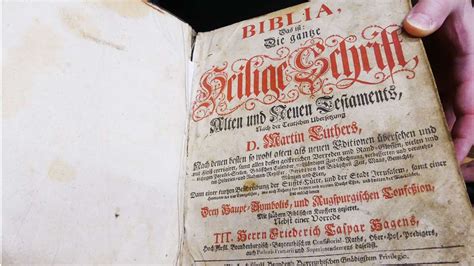 Übergabe im Kloster Beuron Wertvolle Bibel lag im Altpapiercontainer