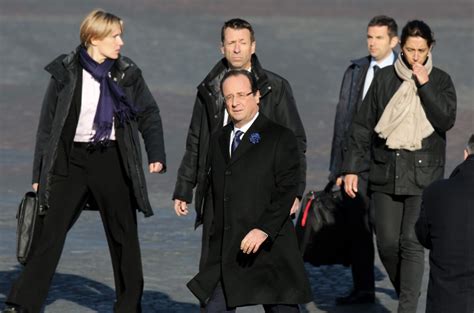 Photo Fran Ois Hollande Entour De Ses Gardes Du Corps Lors Des