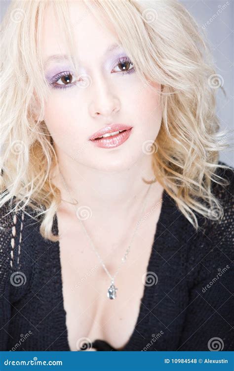 Sinnliche Und Ruhige Junge Blonde Frau Stockfoto Bild Von Person Harmonie