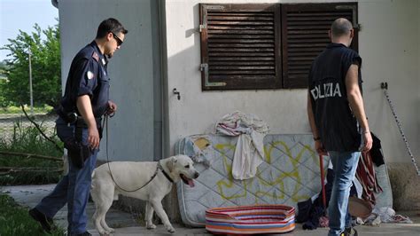 La Polizia Scopre Il Covo Dello Spaccio Di Droga Arrestata Una Coppia