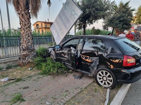 Drammatico Incidente Sulla Statale 106 In Calabria Donna Muore Nello