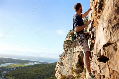 Hombre Escalador Trepando Por La Monta A Foto De Stock Daxiao