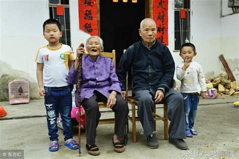 104岁老人经常看曾孙 有一嗜好很特别 长寿经验20个字 子女都孝顺 搜狐大视野 搜狐新闻