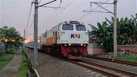 Nonton Kereta Api Berpapasan Kereta Api Ngebut Ka Jayabaya Dan Krl