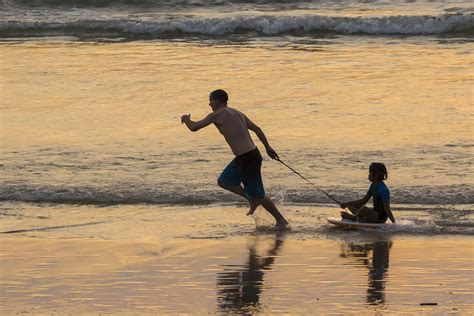 Gambar Pemandangan Orang Di Pantai Gambar Pemandangan 2019