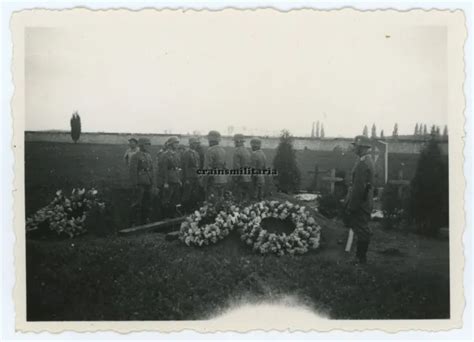 ORIG FOTO GRAB Beerdigung Deutsche Soldaten In Friedhof In West