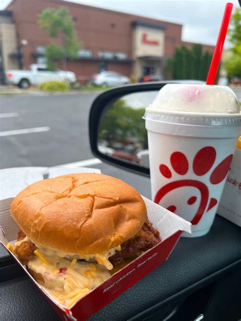 I Tried Chick Fil As New Pimento Chicken Sandwich And Caramel Shake