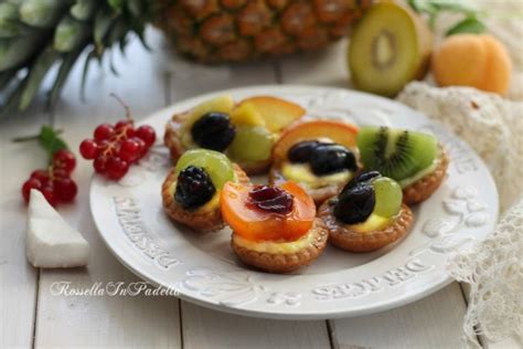 Pasticcini Con Crema Pasticcera E Frutta Fresca Di Stagione