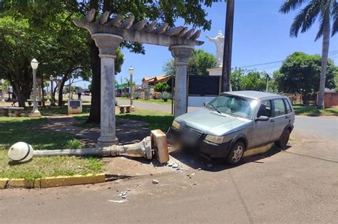 Condutor embriagado é preso pela Polícia Militar após derrubar poste de