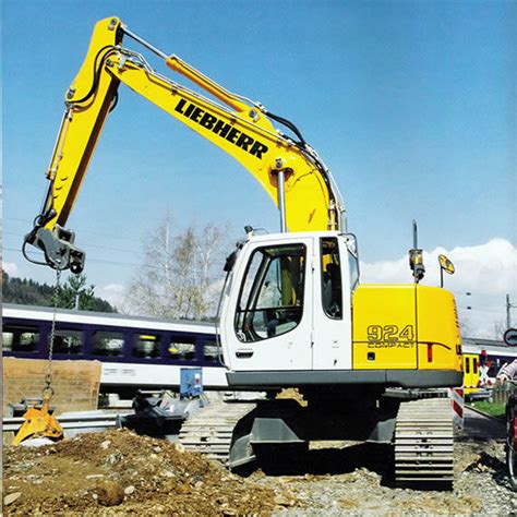 Pásové rýpadlo Liebherr R 924 Compact nechce zůstat pozadu Recenze