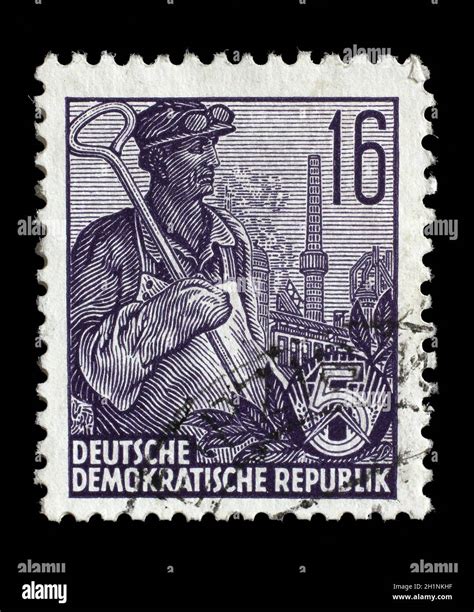 Briefmarke gedruckt in der DDR zeigt eine Arbeitskraft Serie fünf