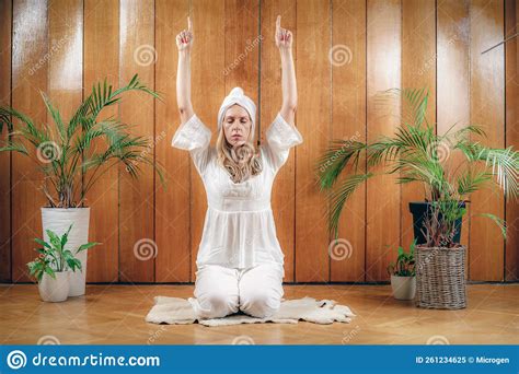 Balance Total Kriya En Yoga Kundalini Imagen De Archivo Imagen De