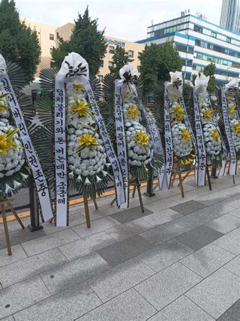 K Netizens React To Newjeans Fans Sending Funeral Wreaths In Front Of