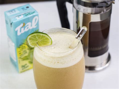 Shakerato De Gua De Coco Caf Gelado Refrescante E Cremoso Coffee