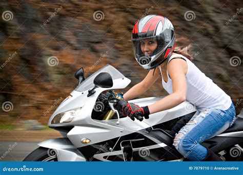 Fille Blonde De Cycliste Photo Stock Image Du Mouvement 7079710