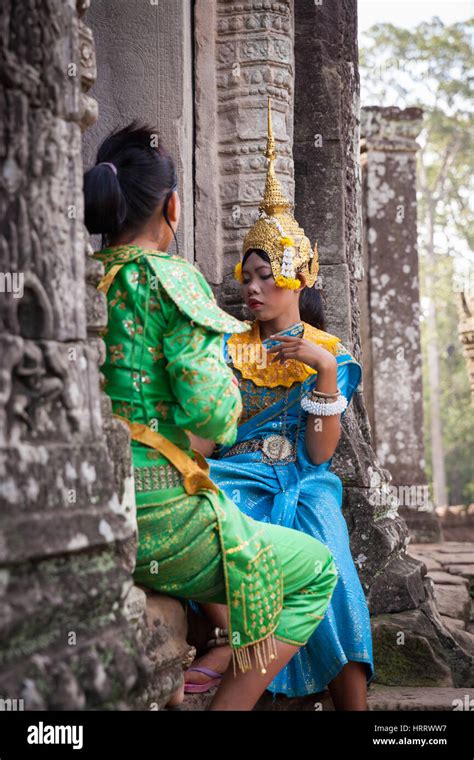 Siem Reap Cambodia 28 June 2014 Two Women Dancers In Traditional