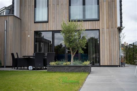 Moderne Tuin Met Grasveld En Tuinhuis Postmus Sierbestrating Back