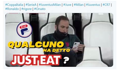 Juve Milan Higuain Col Cellulare In Tribuna Gi Un Meme Cosa