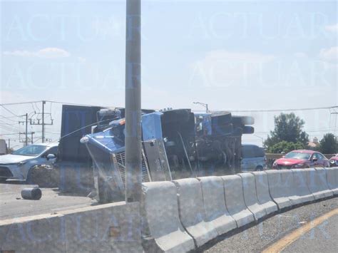 Vuelca camión de reciclaje y obstruye los 3 carriles en la carretera