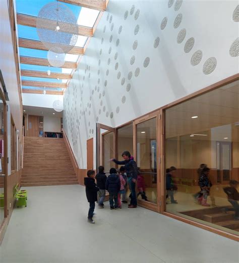 Het Open Maken Van Een Stuk Van Plafond In Een School Is Altijd Een