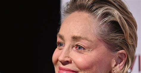 65 letna Sharon Stone poustvarila eno svojih ikoničnih fotografij in