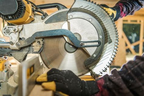 Un Ouvrier De La Construction Coupe Une Poutre De Bois L Aide D Une