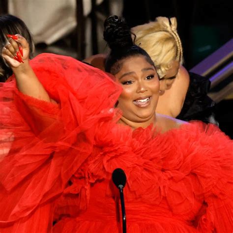 Lizzo Twerks In Her Ruffled Emmys Gown With Help From Kenan Thompson