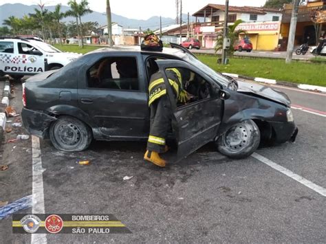 Carro Atropela Pedestre Perde O Controle E Acerta Mureta De Prote O