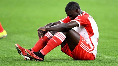 Fc Bayern Dayot Upamecano F Llt Mit Faserriss Aus Sorgen Um Konrad Laimer