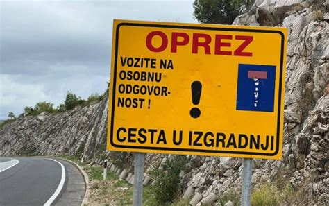 Cestom Stolac Neum Vozite Se Na Osobnu Odgovornost Ta Zna I Znak Na