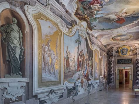 Visione Dell Interno Della Galleria Del Palazzo Arcivescovile Con I