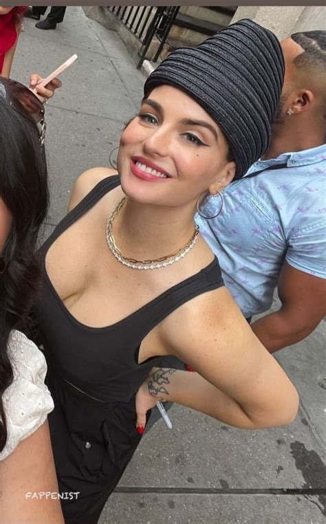 JoJo Levesque Braless Big Tits Cleavage Fappenist