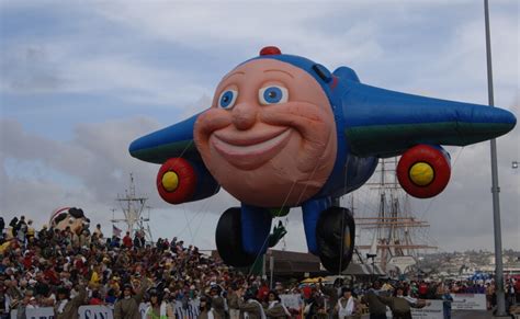 The Big Balloon Parade Floats Through San Diego Kpbs Public Media