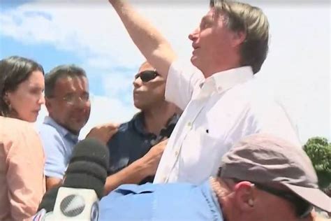 Bolsonaro diz que jornalistas agredidos na BA não foram atacados e