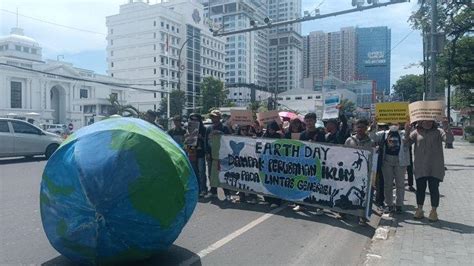 Peringati Hari Bumi Sejumlah Komunitas Di Medan Gelar Aksi Teatrikal