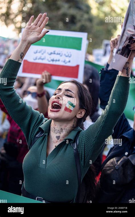 Ein gesichtsbemalter Demonstranten sah während des Protestes schreiende