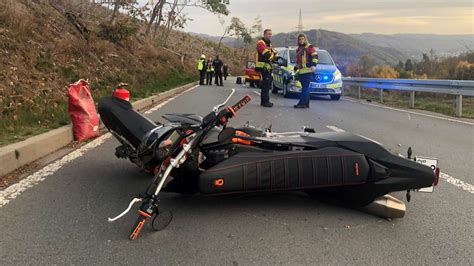 Biker nach Unfall beim Überholen in Lebensgefahr L697 stundenlang