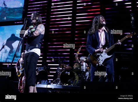 Red Hot Chili Peppers Performing Hi Res Stock Photography And Images Alamy