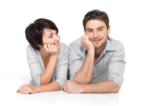 Retrato de casal feliz homem atraente e mulher sendo brincalhão